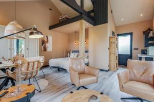 a bedroom and living room with a bed and a table at De Witte Kip in Ruinen