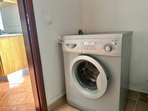 a washer and dryer in a small room at Chez Gilbert-Alojamento Local in Alqueidão da Serra