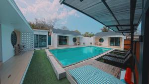 a swimming pool in the backyard of a house at Hotelru Koh Larn-โฮเต็ลรุ เกาะล้าน in Ko Lan