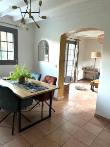 a living room with a table and a couch at Maison avec jardin proche de la plage in Dieppe