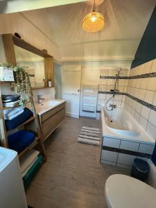 a bathroom with a tub and a sink at Maison avec jardin proche de la plage in Dieppe