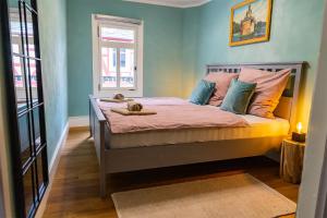 ein Schlafzimmer mit einem Bett, auf dem zwei Hunde liegen in der Unterkunft Kaubmitte in Kaub