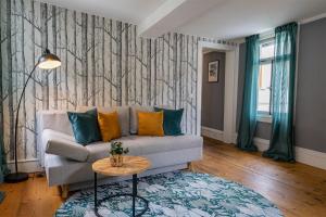 ein Wohnzimmer mit Sofa und Tisch in der Unterkunft Kaubmitte in Kaub
