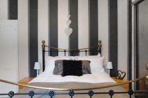 a bed with a black and white striped wall at 2-Bedroom Stay with Free Wi-Fi Near Town Centre in Darlington