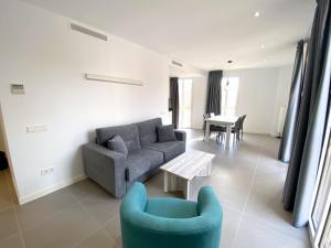 a living room with a couch and a table at can Calo 3B in Castelló d'Empúries