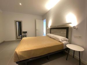 a bedroom with a bed and a table in it at can Calo 3B in Castelló d'Empúries