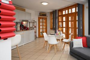 a kitchen and living room with a table and chairs at Borálom Stúdió Apartman Tokaj in Tokaj