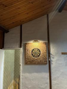 a wall with a window in a room at Chez Bobby in Montréal