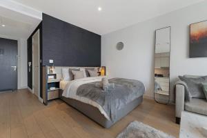 a bedroom with a large bed and a couch at Stylish Studio With Wi-Fi and Shared Spa Facilities in Manchester +29 photos