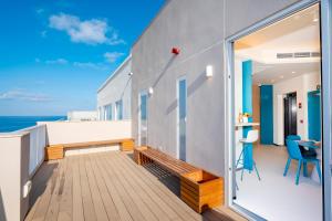 a balcony with a view of the ocean at Atlantis Lodge in Marsalforn