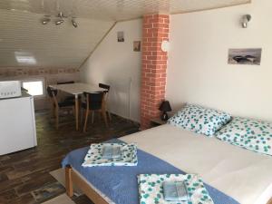 a room with a bed and a kitchen and a table at Viola Apartmans Lux in Šušanj