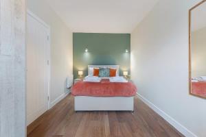 a bedroom with a large bed with a red blanket at Flat1 1BR in Horsemarket in Barnard Castle +13 photos
