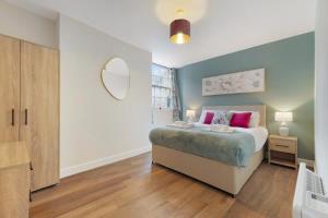 a bedroom with a bed and a mirror at Flat2 2BR in Horsemarket in Barnard Castle