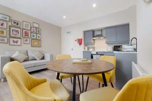 a kitchen and a living room with a table and chairs at Flat2 2BR in Horsemarket in Barnard Castle