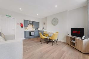 a living room with a kitchen and a table and chairs at Flat2 2BR in Horsemarket in Barnard Castle