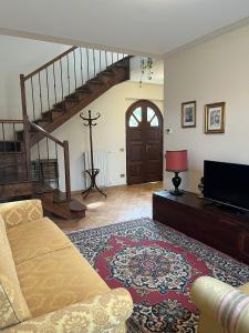 a living room with a couch and a tv at Agriturismo Il Fornello in Volterra