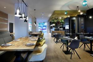 a restaurant with a long table and chairs at Hotel SB Corona Tortosa in Tortosa