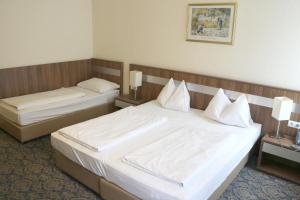 Giường trong phòng chung tại Hotel Carina