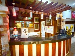 eine Bar in einem Restaurant mit einer Theke in der Unterkunft The Constantino in Aurora