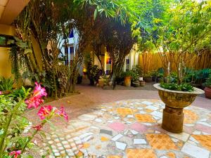 ein Innenhof mit einem großen Topf voller Pflanzen und Blumen in der Unterkunft The Constantino in Aurora + 12 Fotos