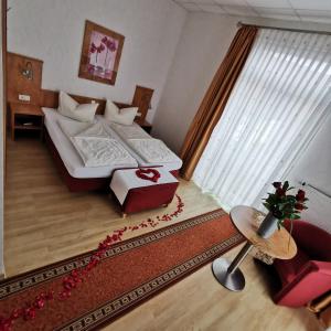 a hotel room with a bed and a window at Ratskeller in Salzhemmendorf