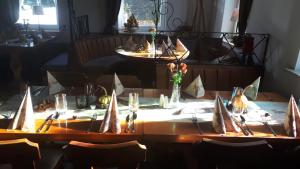 a long table with a model boat on it at Ratskeller in Salzhemmendorf