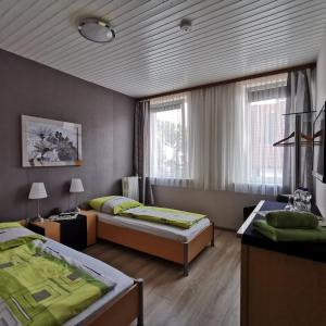 a bedroom with two beds and a window at Ratskeller in Salzhemmendorf