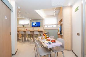 a kitchen and dining room with a table and chairs at Atlantis Lodge in Marsalforn