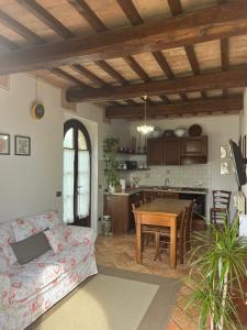 a living room with a couch and a table at Agriturismo Il Fornello in Volterra