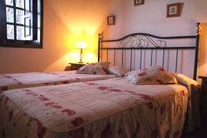 IsoraにあるCasa Rural Faustinaのベッドルーム1室(ベッド2台、窓付)