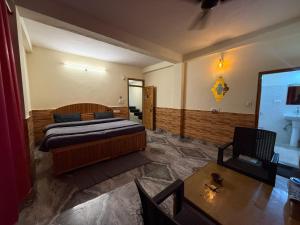 a bedroom with a large bed and a bathroom at Flipsyde Retreat in Kasol +166 photos