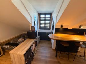 a room with a desk and a table and a bed at studio moderne in Barcelonnette