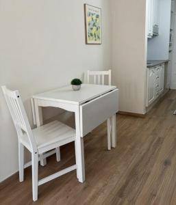 a white table and chair with a plant on it at Sanmarcos 2 in Adeje
