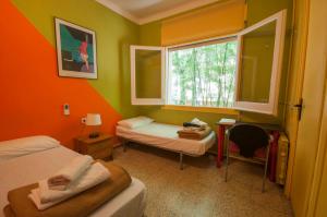 mały pokój z 2 łóżkami i oknem w obiekcie Studio Hostel w Barcelonie