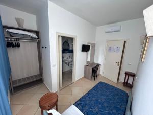 a room with a bed and a bathroom with a mirror at La Conchiglia in Sperlonga