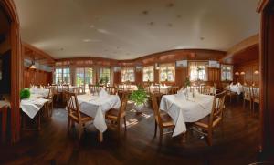 A restaurant or other place to eat at Hotel zum Ochsen