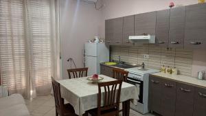 a kitchen with a table and chairs and a refrigerator at B&B arpaia in Arpaia