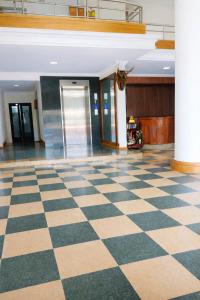 a lobby with a checkered floor in a building at Bạch Tuyết Hotel in Cửa Lô