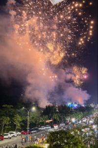 a crowd of people watching fireworks in a parking lot at Bạch Tuyết Hotel in Cửa Lô +34 photos