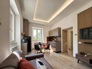 a living room with a couch and a kitchen with a table at Dimora Alfinito in Salerno