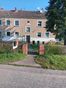 ein Backsteingebäude mit einem Weg davor in der Unterkunft Charmant 90 E in Lichterfelde