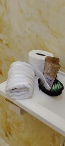 a shelf with a towel and a bowl on it at Chalés da Cris in Fortim