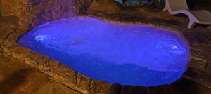 an overhead view of a pool of blue water at Chalés da Cris in Fortim