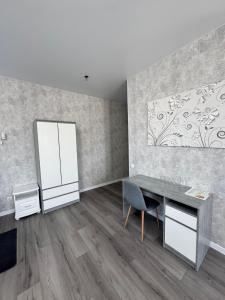 an office with a desk and a painting on the wall at Готель Elisavetgrad in Kropyvnytskyi