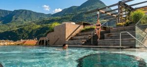 Eine Frau in einem Swimmingpool vor dem Hintergrund der Berge in der Unterkunft Hotel Ideal Park in Leifers + 45 Fotos