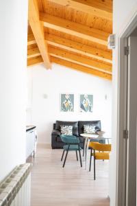 a living room with wooden ceilings and a table and chairs at Rolix hc Hostal in Fuente-Álamo