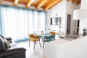 a kitchen and living room with a table and chairs at Rolix hc Hostal in Fuente-Álamo