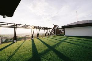 a large yard with a fence and a view of the ocean at Ohhlala Cozy Corner at Royal Oceancrest Mactan in Mactan Island
