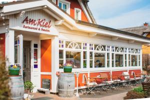 a restaurant with tables and chairs outside of it at Haus am Kiel in Ahrenshoop
