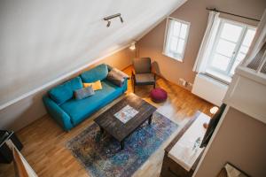 a living room with a blue couch and a table at Haus am Kiel in Ahrenshoop